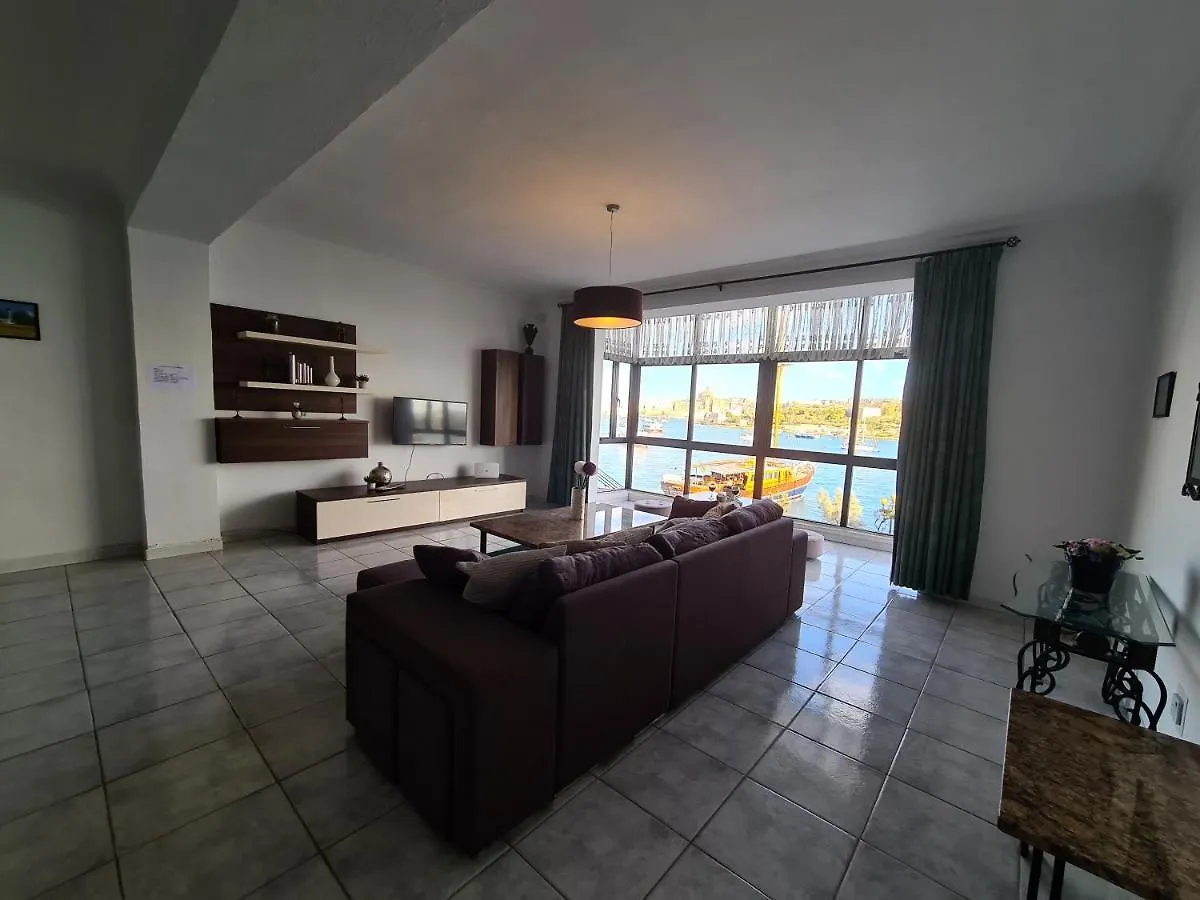 Spacious Seafront Apt Next To Sliema-Valeta Ferry Apartment