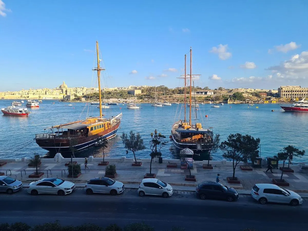 Spacious Seafront Apt Next To Sliema-Valeta Ferry location
